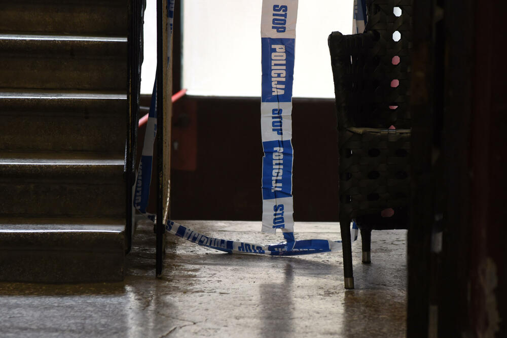 Policijska traka na stepeništu koje vodi do iznajmljenog stana - ulaza u tunel, Foto: Luka Zekovic