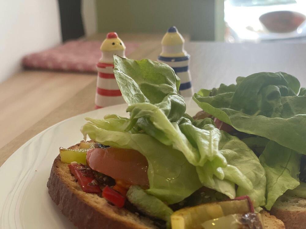 <p>Čarobna kuhinja “Gandalf”, u Podgorici u Vučedolskoj ulici, jedini je restoran u gradu u kome možete dobiti jela bez glutena bezbjedna za sve kojima je bezglutenska ishrana potrebna iz bilo kog razloga.</p>