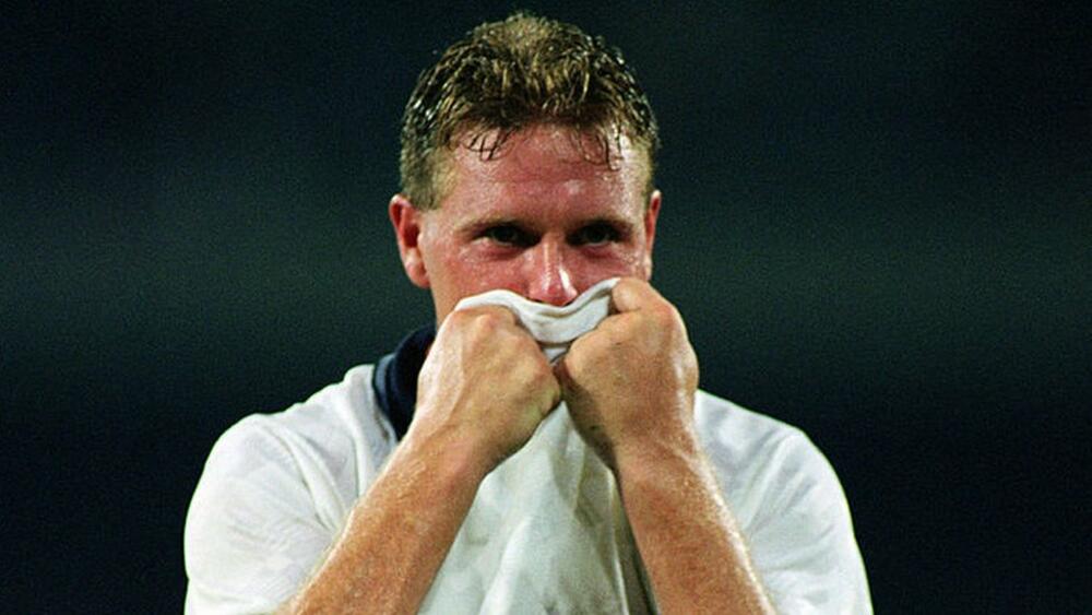 Jedna od najpoznatijih fotografija sa Mundijala u Italiji 1990. bila je ova na kojoj je vezni fudbaler i zvezda engleskog tima Pol Gaskojn, neposredno pošto je dobio žuti karton u polufinalu, što je značilo da bi propustio finale da se njegova ekipa plasirala