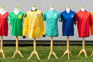 Misteriozni bivši engleski fudbaler prodaje dresove sa Mundijala u...