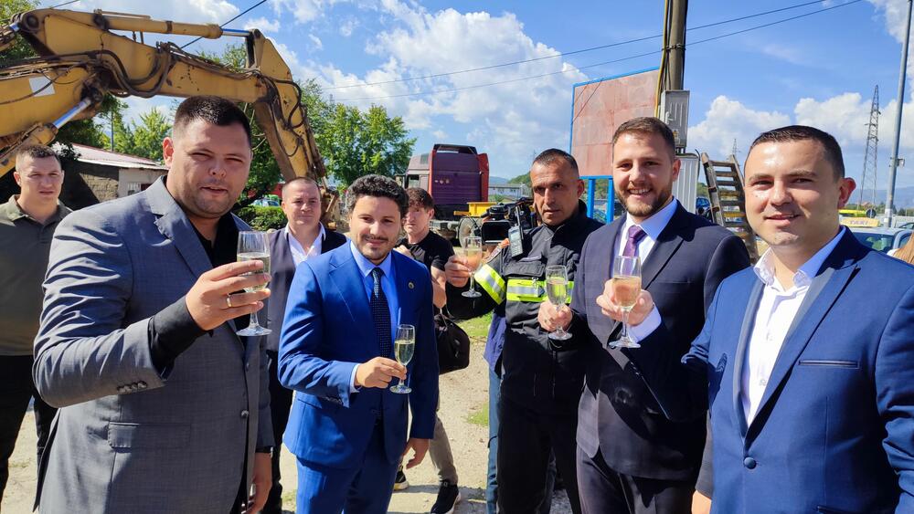 <p>Vatrogasni dom površine 2.500 kvadrata gradiće se na parceli od 5.000 metara kvadratnih, korisne površine oko 3.500 kvadrata, a vrijednost ukupnog projekta je 3,3 miliona eura<br /> </p>