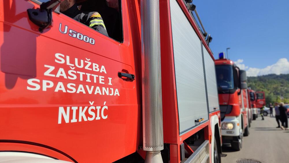 <p>Vatrogasni dom površine 2.500 kvadrata gradiće se na parceli od 5.000 metara kvadratnih, korisne površine oko 3.500 kvadrata, a vrijednost ukupnog projekta je 3,3 miliona eura<br /> </p>