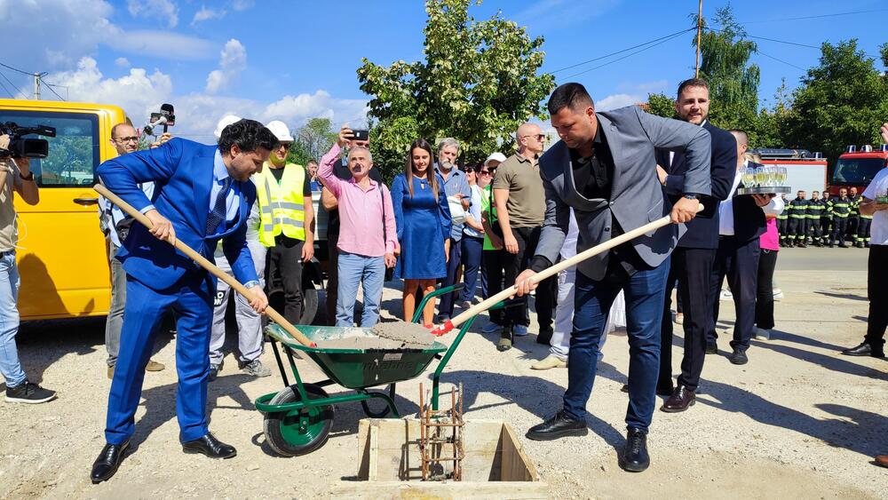 <p>Vatrogasni dom površine 2.500 kvadrata gradiće se na parceli od 5.000 metara kvadratnih, korisne površine oko 3.500 kvadrata, a vrijednost ukupnog projekta je 3,3 miliona eura<br /> </p>