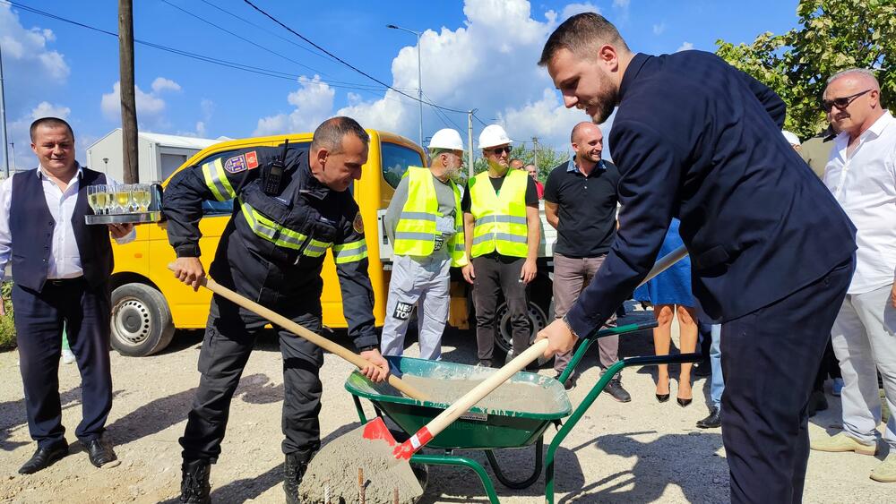 <p>Vatrogasni dom površine 2.500 kvadrata gradiće se na parceli od 5.000 metara kvadratnih, korisne površine oko 3.500 kvadrata, a vrijednost ukupnog projekta je 3,3 miliona eura<br /> </p>