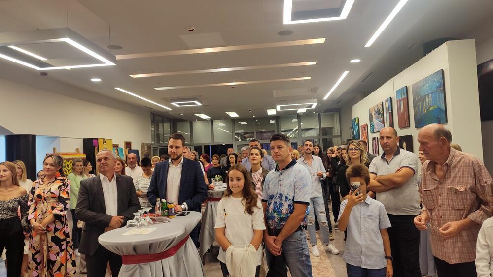 <p>Na izložbi je predstavljeno 80 radova, a njihov mentor je izrazio nadu da će resorno ministarstvo vratiti fond časova likovne kulkture na dva sedmično, jer djeca, ali i predmet, to zaslužuju</p>