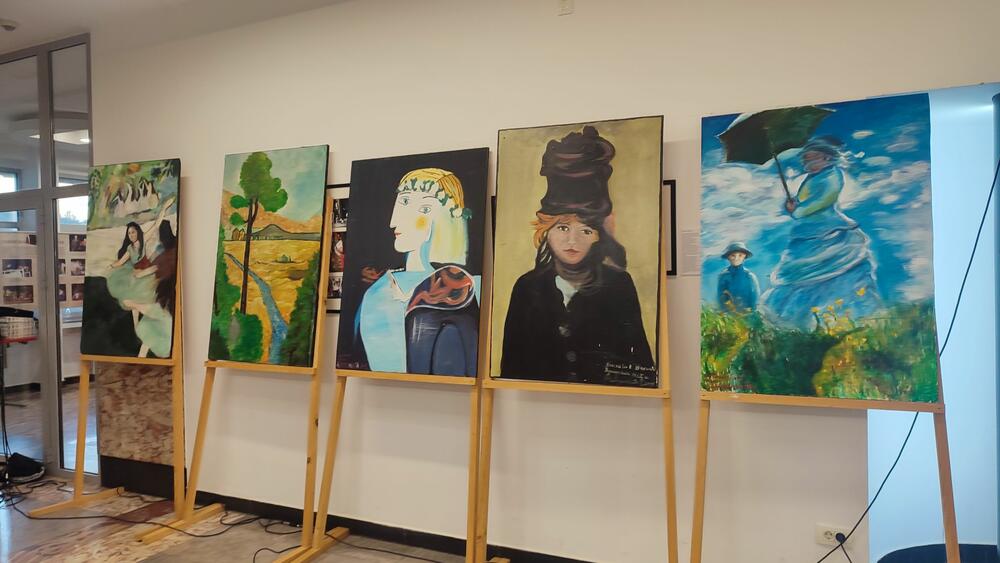 <p>Na izložbi je predstavljeno 80 radova, a njihov mentor je izrazio nadu da će resorno ministarstvo vratiti fond časova likovne kulkture na dva sedmično, jer djeca, ali i predmet, to zaslužuju</p>