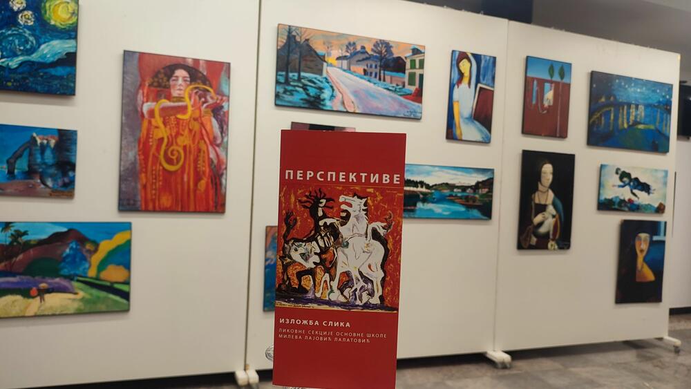 <p>Na izložbi je predstavljeno 80 radova, a njihov mentor je izrazio nadu da će resorno ministarstvo vratiti fond časova likovne kulkture na dva sedmično, jer djeca, ali i predmet, to zaslužuju</p>