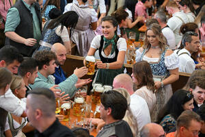FOTO Rijeke piva i lljudi u Minhenu, zvanično počeo Oktoberfest