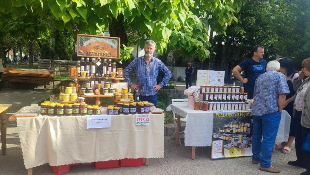 <p>„Opština Nikšić će uvijek biti tu da ove dane podrži, jer kada nešto stekne takav kontinuitet i tradiciju, onda ono mora imati podršku i u budućnosti, pa se nadam da ćemo ovdje proslaviti i 40. Dane meda", kazao je predsjednik Opštine</p>