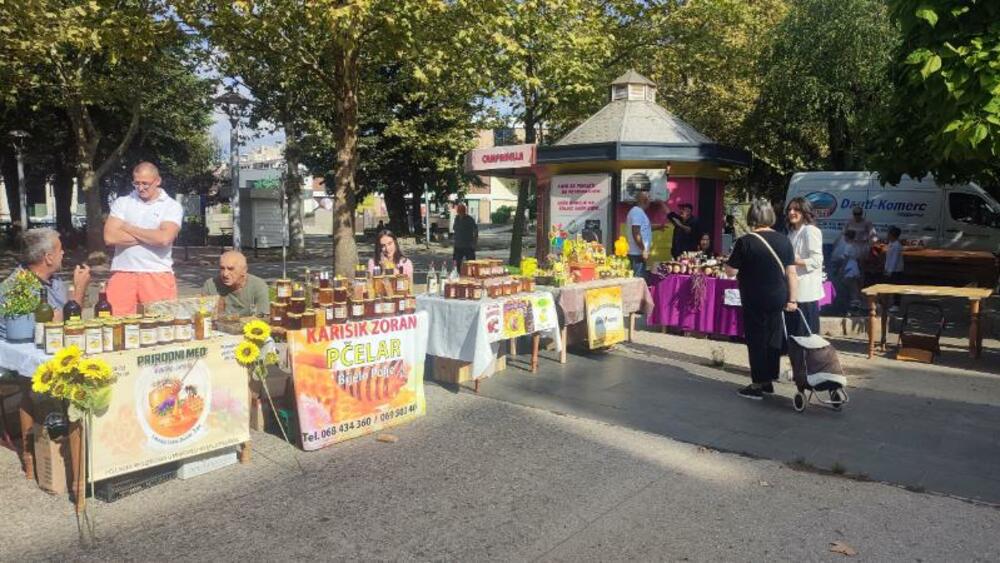 <p>„Opština Nikšić će uvijek biti tu da ove dane podrži, jer kada nešto stekne takav kontinuitet i tradiciju, onda ono mora imati podršku i u budućnosti, pa se nadam da ćemo ovdje proslaviti i 40. Dane meda", kazao je predsjednik Opštine</p>