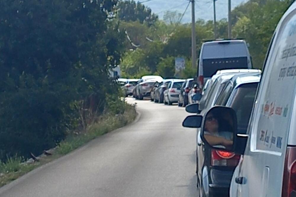 Saobraćaj bio u prekidu, stvorile se kilometarska kolone, Foto: Čitalac Vijesti