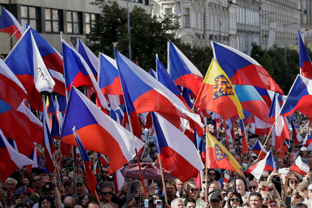 <p>Demonstranti nose transparente protiv vlade, ali i protiv NATO sa kojima su posle govora krenuli u marš centrom Praga na drugu obalu Vltave do ministarstva unutrašnjih poslova</p>
