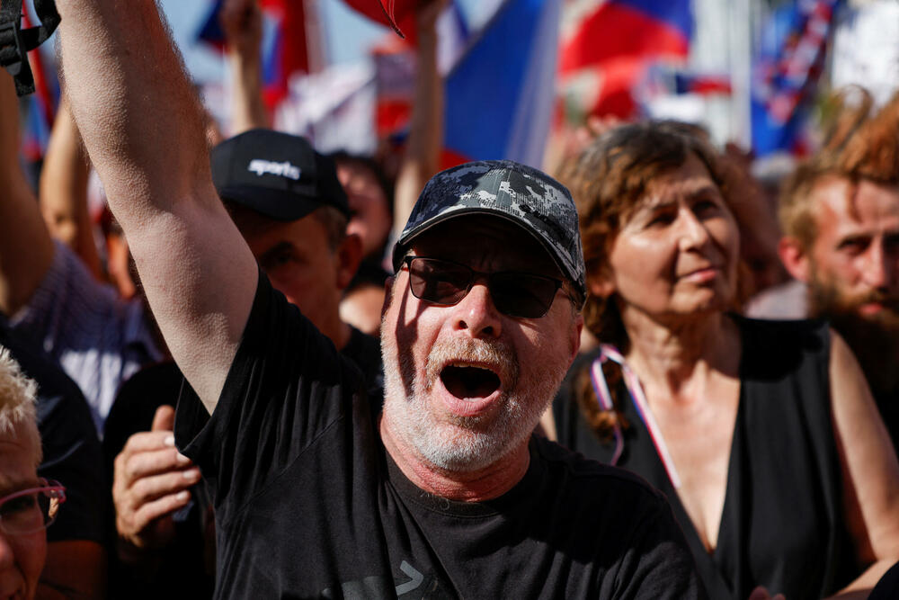 <p>Demonstranti nose transparente protiv vlade, ali i protiv NATO sa kojima su posle govora krenuli u marš centrom Praga na drugu obalu Vltave do ministarstva unutrašnjih poslova</p>