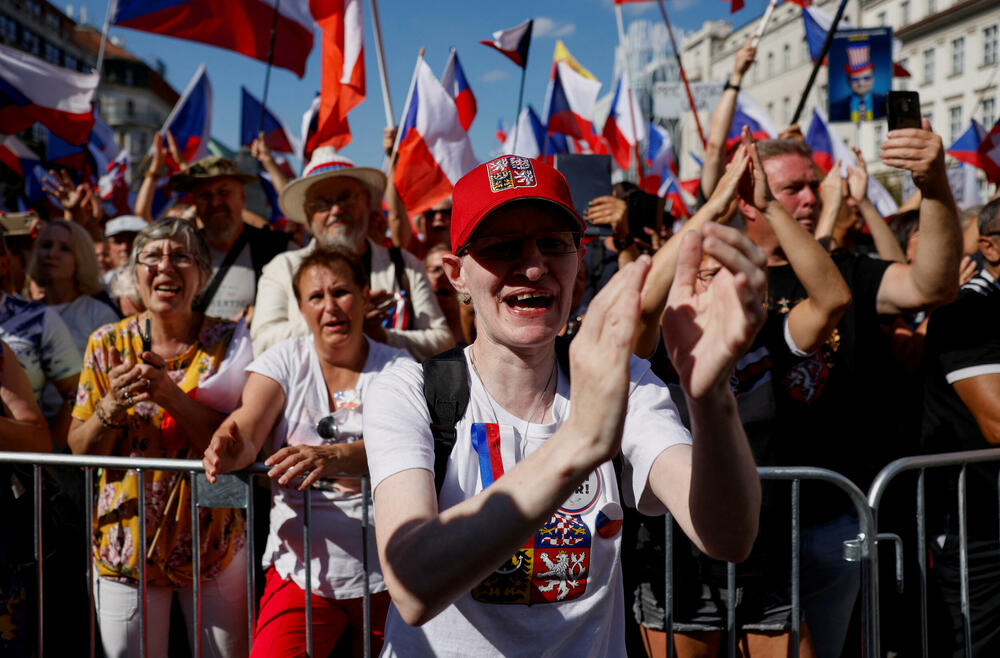 <p>Demonstranti nose transparente protiv vlade, ali i protiv NATO sa kojima su posle govora krenuli u marš centrom Praga na drugu obalu Vltave do ministarstva unutrašnjih poslova</p>