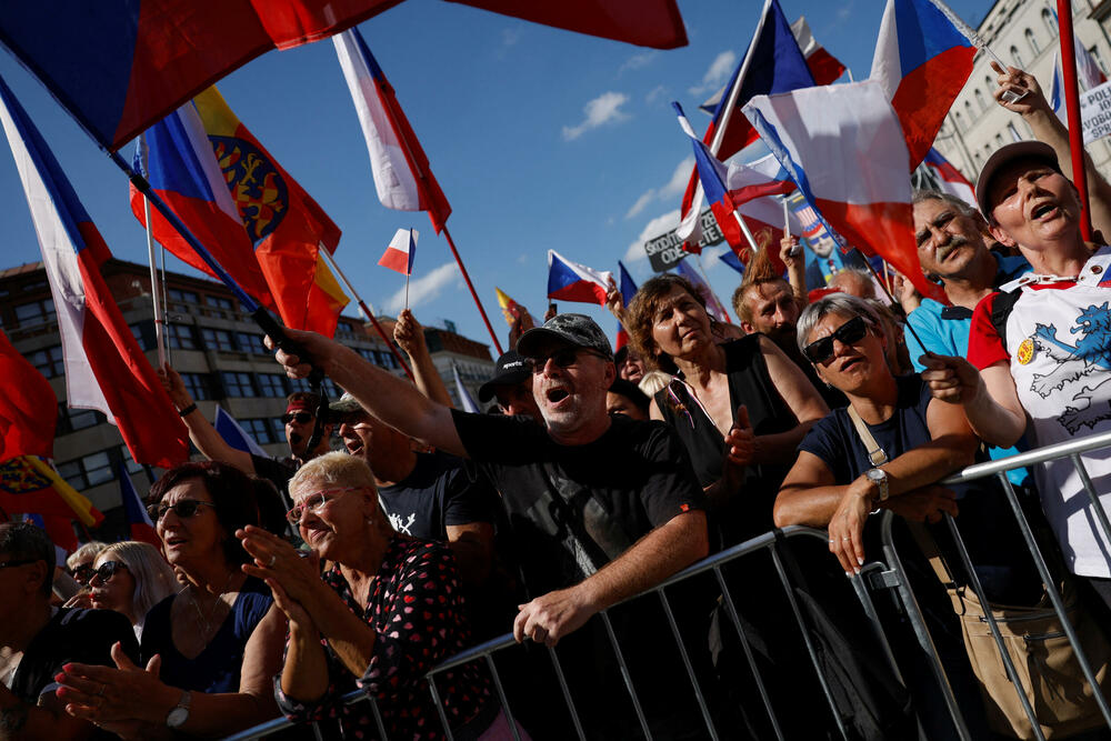 <p>Demonstranti nose transparente protiv vlade, ali i protiv NATO sa kojima su posle govora krenuli u marš centrom Praga na drugu obalu Vltave do ministarstva unutrašnjih poslova</p>