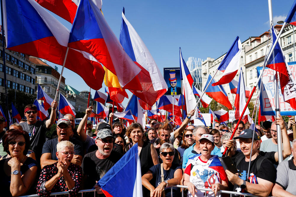 <p>Demonstranti nose transparente protiv vlade, ali i protiv NATO sa kojima su posle govora krenuli u marš centrom Praga na drugu obalu Vltave do ministarstva unutrašnjih poslova</p>