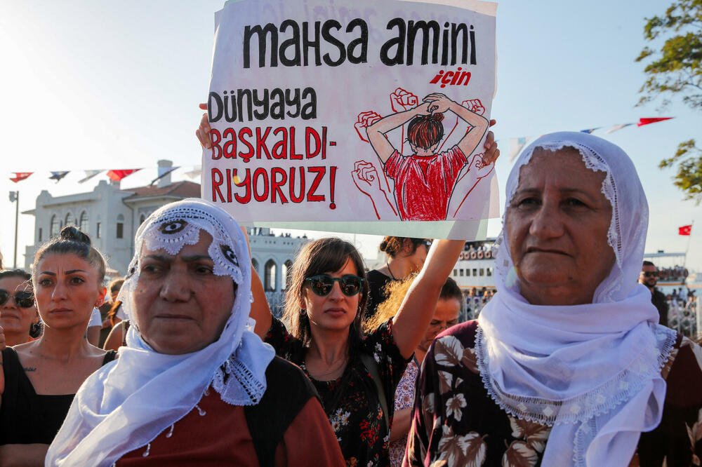 Detalj sa protesta u Iranu koji su organizovani nakon ubistva Mahse Amini, Foto: REUTERS