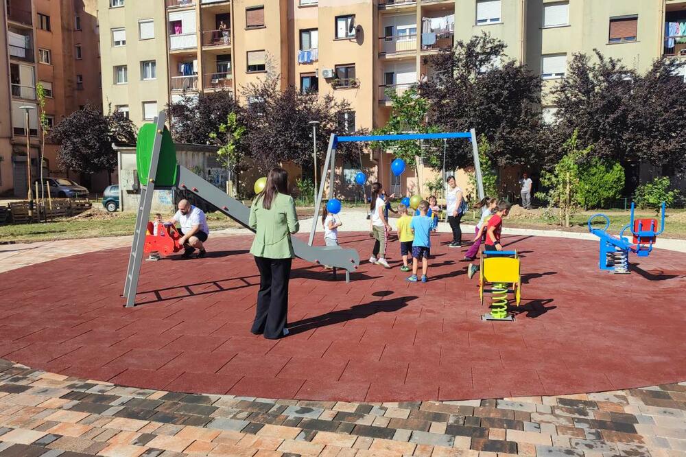Igralište u kvartu iza zgrade "Desetka" u Nikšiću, Foto: Svetlana Mandić