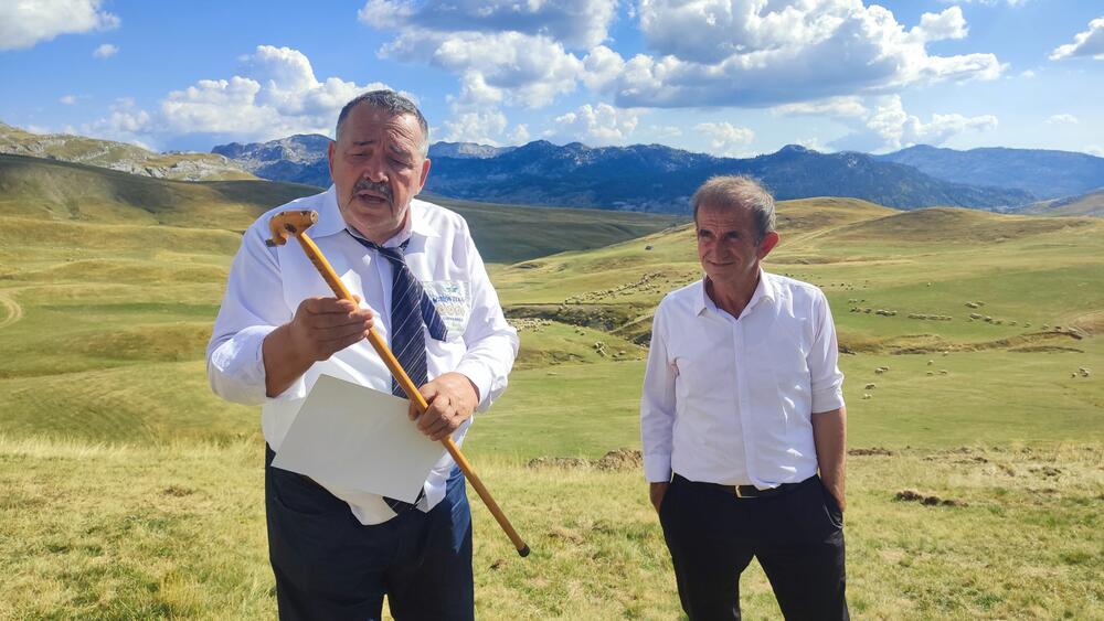 <p>Porodica Bulatović drži 1.200 ovaca na Lukavici, među njima i autohtonu sortu koja je gotovo izumrla u Crnoj Gori. Bulatovići oštro kritikuju odnos vlasti prema poljoprivrednicima, a imaju i poruku za mandatara Spajića - da ukine ministarstvo poljoprivrede jer, kako tvrde, poljoprivrednika uskoro neće ni biti</p>