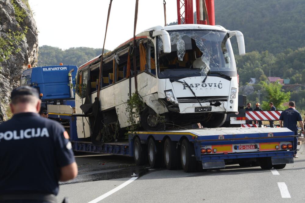 Sa mjesta nesreće: Izvlačenje autobusa, Foto: Boris Pejović