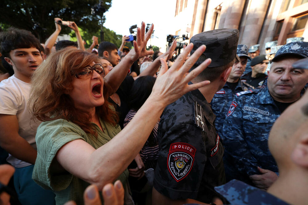 Sa protesta ispred Vlade, Foto: Reuters