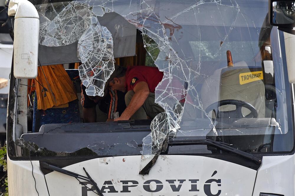 U septembru prošle godine u mjestu Obzovica sa puta je sletio autobus sa 35 putnika (Arhiva), Foto: Boris Pejović