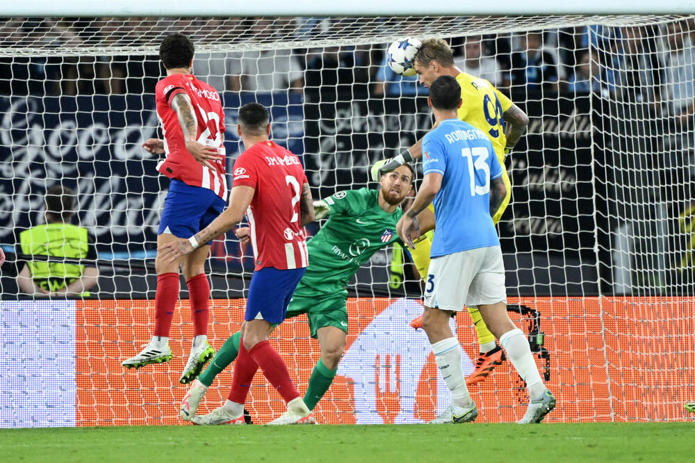 Trenutak pred "eksploziju" Olimpika: Probedel pogađa gol kolege Jana Oblaka, Foto: Reuters