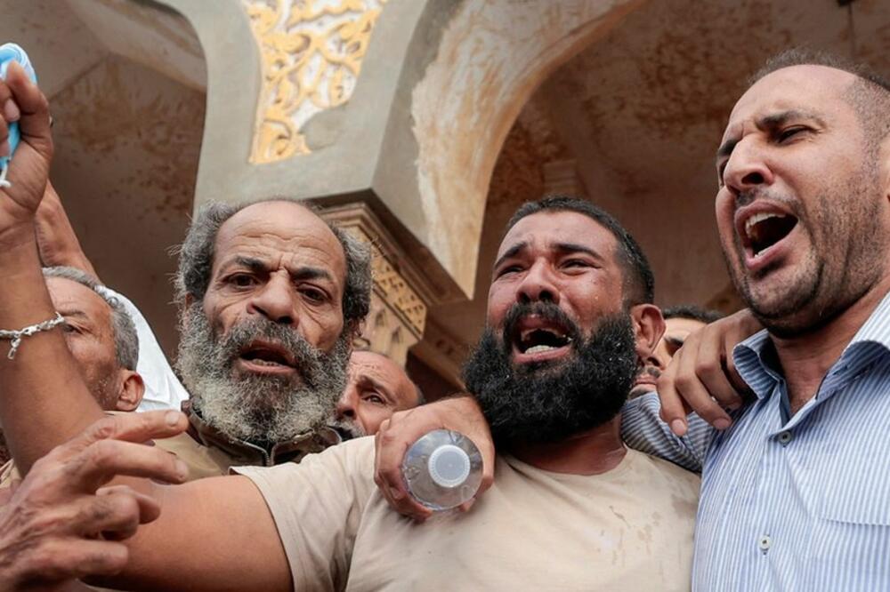 Demonstranti su skandirali i plakali ispred Sahabine džamije, Foto: Reuters