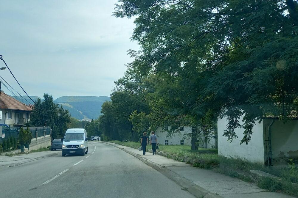 Uklonjena ograda ispred kasarne, Foto: Goran Malidžan