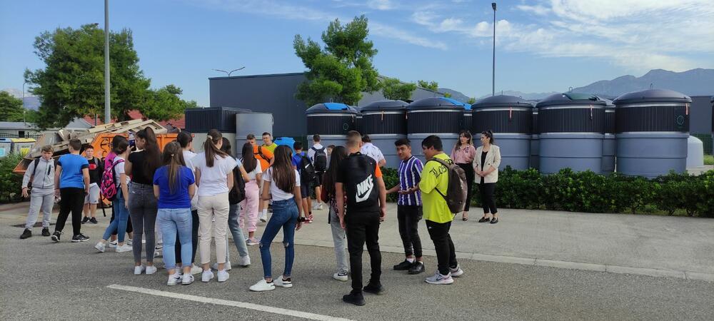 <p>"U saradnji sa upravom OŠ "Božidar Vuković Podgoričanin" organizovana je edukativna radionica na reciklažnom dvorištu na Koniku"</p>