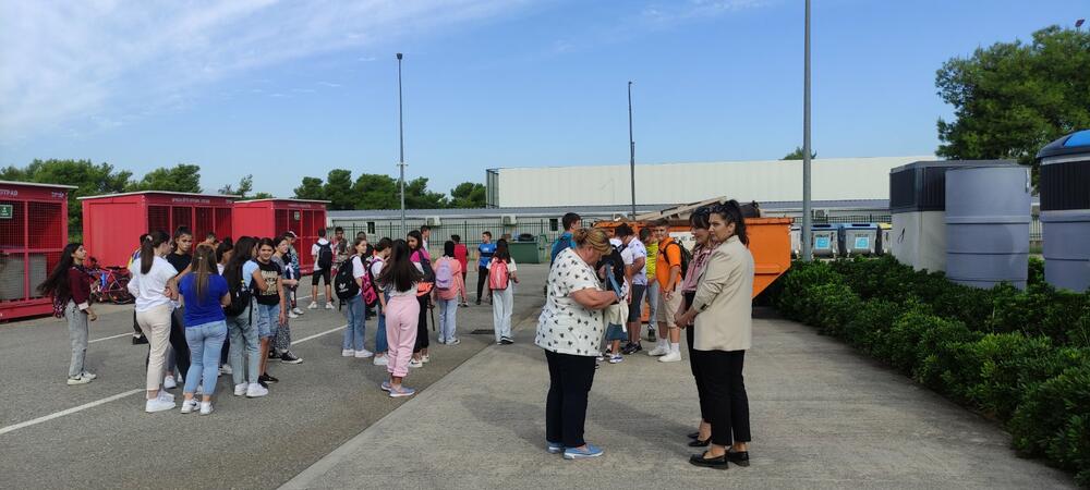 <p>"U saradnji sa upravom OŠ "Božidar Vuković Podgoričanin" organizovana je edukativna radionica na reciklažnom dvorištu na Koniku"</p>