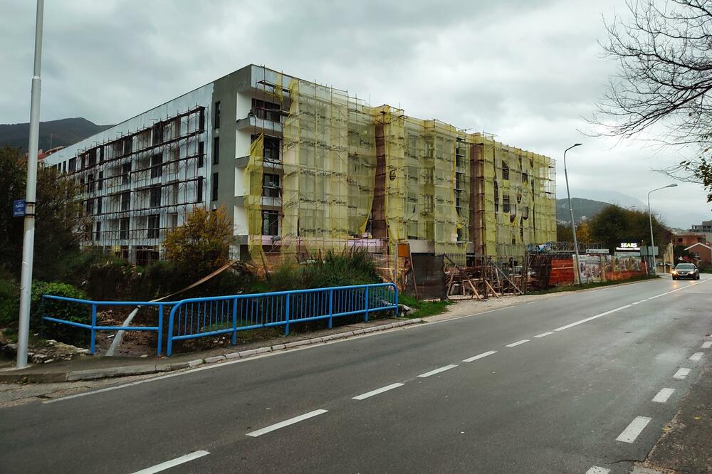 Zajednički posao ugovorila vlast u vrijeme DPS-a: Sporna zgrada, Foto: Siniša Luković