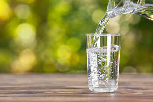 Je li bolje piti negaziranu ili gaziranu vodu? Prednosti i mane