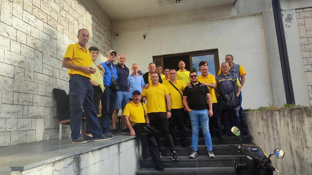 <p>"Ključni problemi su izuzetno niske zarade, nizak koeficijent rada i uvođenje neradne subote, da to bude kao u regionu. Ako uzmemo u obzir inflaciju, teško se može preživjeti sa našom platom koja je oko 540 eura"</p>