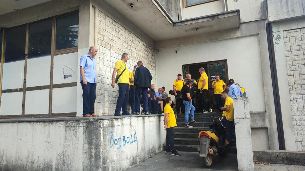 <p>"Ključni problemi su izuzetno niske zarade, nizak koeficijent rada i uvođenje neradne subote, da to bude kao u regionu. Ako uzmemo u obzir inflaciju, teško se može preživjeti sa našom platom koja je oko 540 eura"</p>