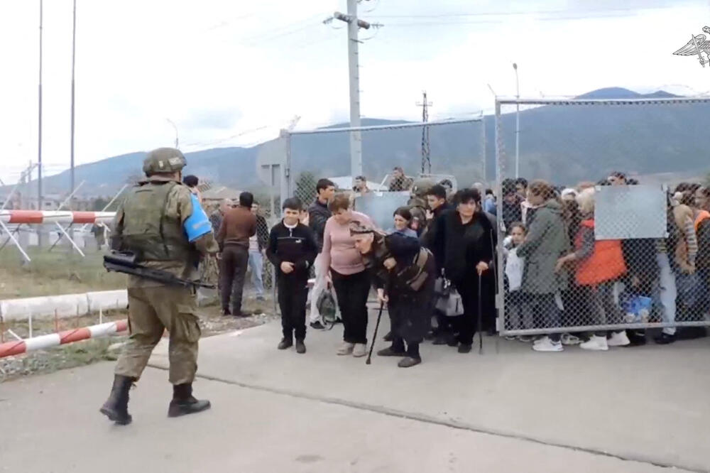 Ruski mirovnjaci evakuišu civile iz Nagorno Karabaha, Foto: Reuters
