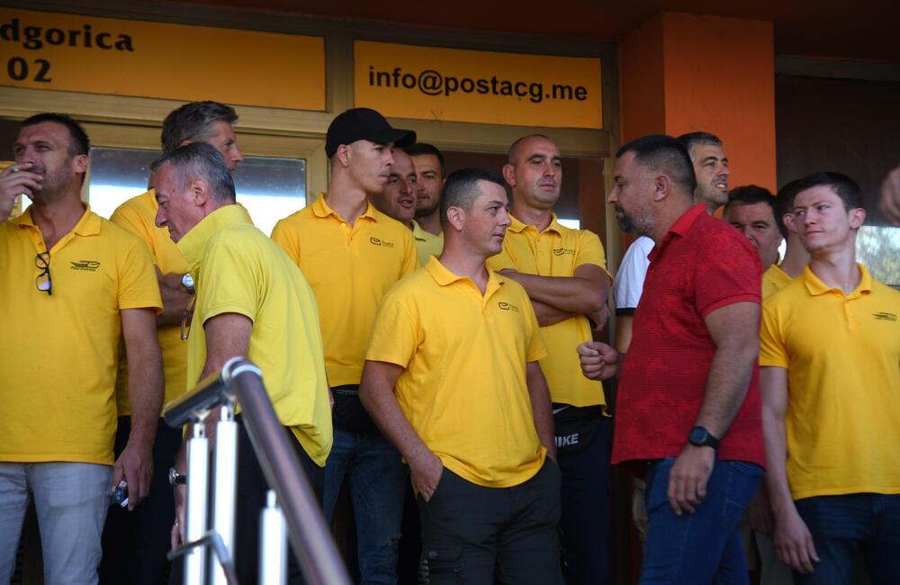 <p>Zaposleni traže povećanje zarada za 30 odsto, iz uprave navode da o tome mogu razgovarati nakon završetka devetomjesečnog poslovnog izvještaja</p>