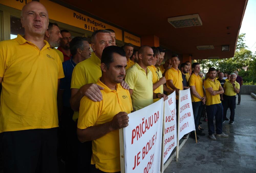 <p>Zaposleni traže povećanje zarada za 30 odsto, iz uprave navode da o tome mogu razgovarati nakon završetka devetomjesečnog poslovnog izvještaja</p>