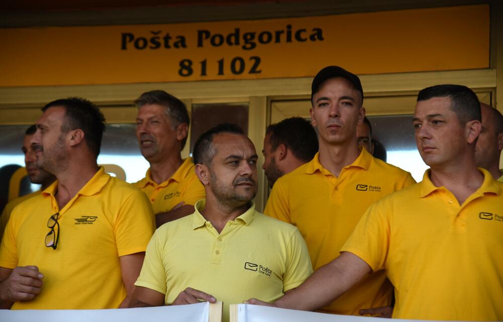 <p>Zaposleni traže povećanje zarada za 30 odsto, iz uprave navode da o tome mogu razgovarati nakon završetka devetomjesečnog poslovnog izvještaja</p>