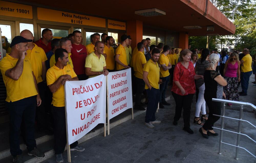 <p>Zaposleni traže povećanje zarada za 30 odsto, iz uprave navode da o tome mogu razgovarati nakon završetka devetomjesečnog poslovnog izvještaja</p>