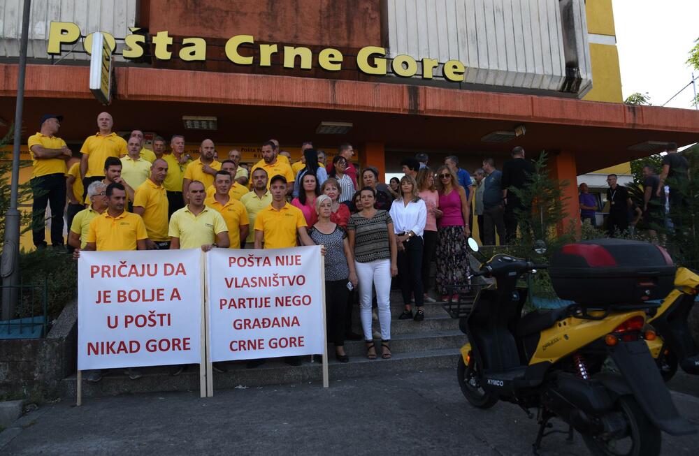 <p>Zaposleni traže povećanje zarada za 30 odsto, iz uprave navode da o tome mogu razgovarati nakon završetka devetomjesečnog poslovnog izvještaja</p>