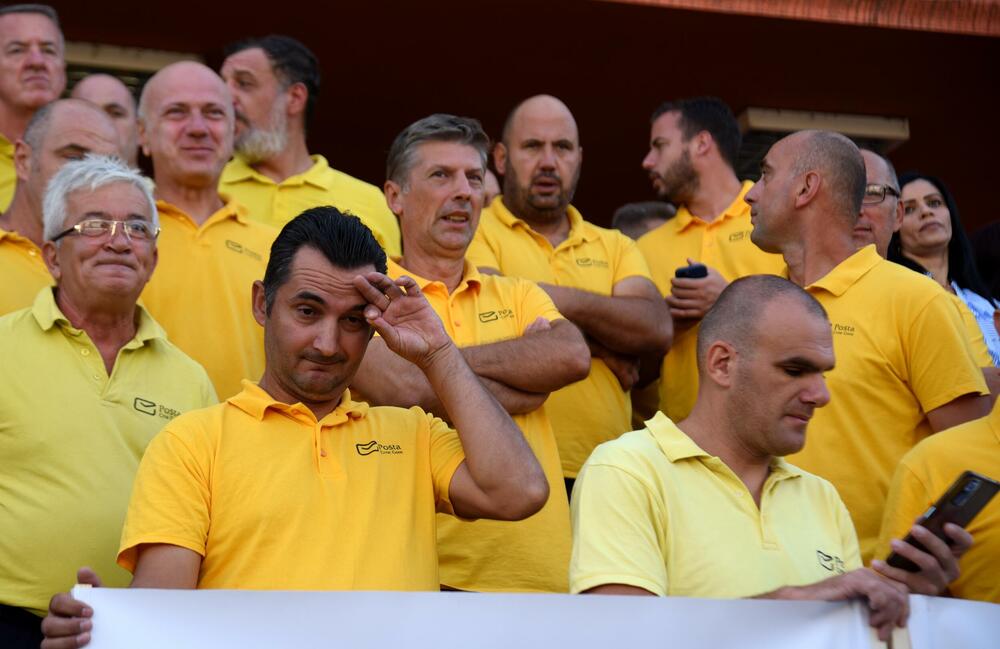 <p>Zaposleni traže povećanje zarada za 30 odsto, iz uprave navode da o tome mogu razgovarati nakon završetka devetomjesečnog poslovnog izvještaja</p>