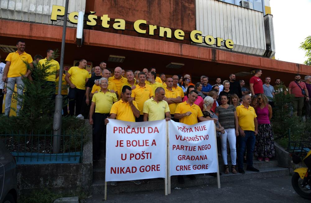 <p>Zaposleni traže povećanje zarada za 30 odsto, iz uprave navode da o tome mogu razgovarati nakon završetka devetomjesečnog poslovnog izvještaja</p>