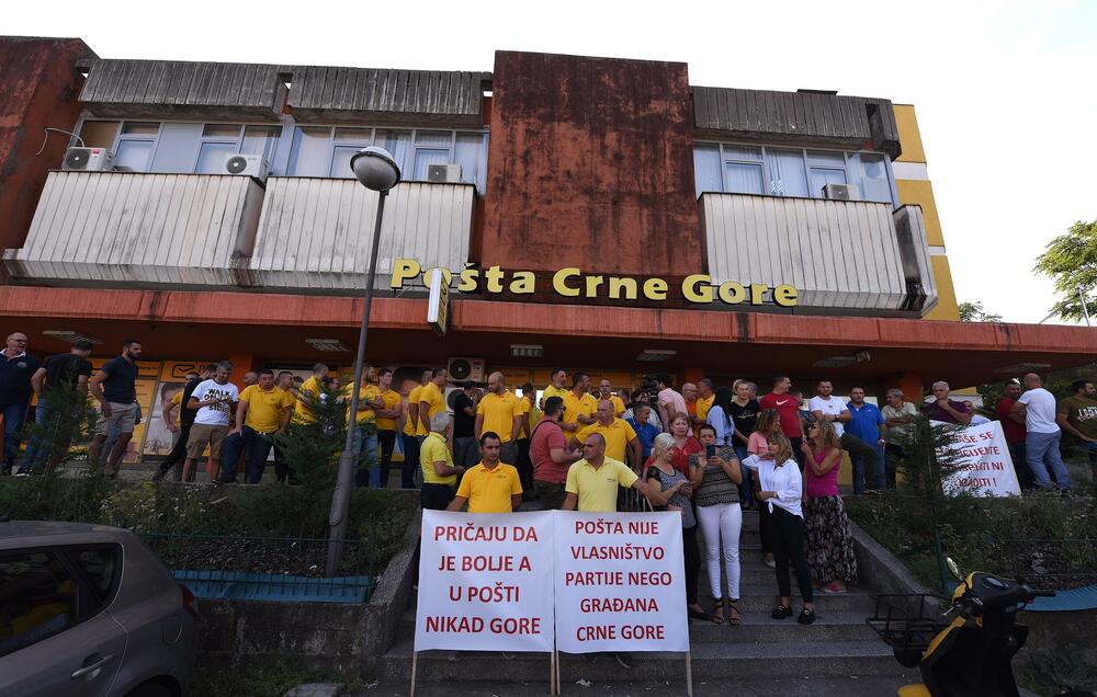 <p>Zaposleni traže povećanje zarada za 30 odsto, iz uprave navode da o tome mogu razgovarati nakon završetka devetomjesečnog poslovnog izvještaja</p>