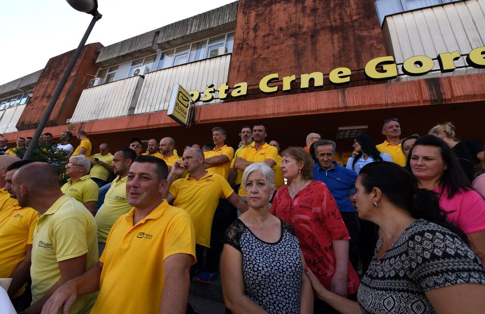 <p>Zaposleni traže povećanje zarada za 30 odsto, iz uprave navode da o tome mogu razgovarati nakon završetka devetomjesečnog poslovnog izvještaja</p>