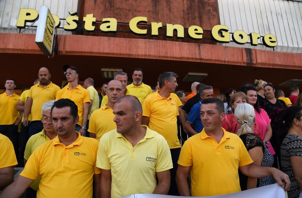 <p>Zaposleni traže povećanje zarada za 30 odsto, iz uprave navode da o tome mogu razgovarati nakon završetka devetomjesečnog poslovnog izvještaja</p>