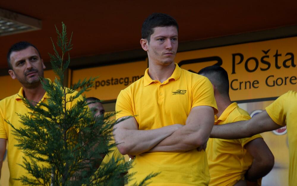 <p>Zaposleni traže povećanje zarada za 30 odsto, iz uprave navode da o tome mogu razgovarati nakon završetka devetomjesečnog poslovnog izvještaja</p>