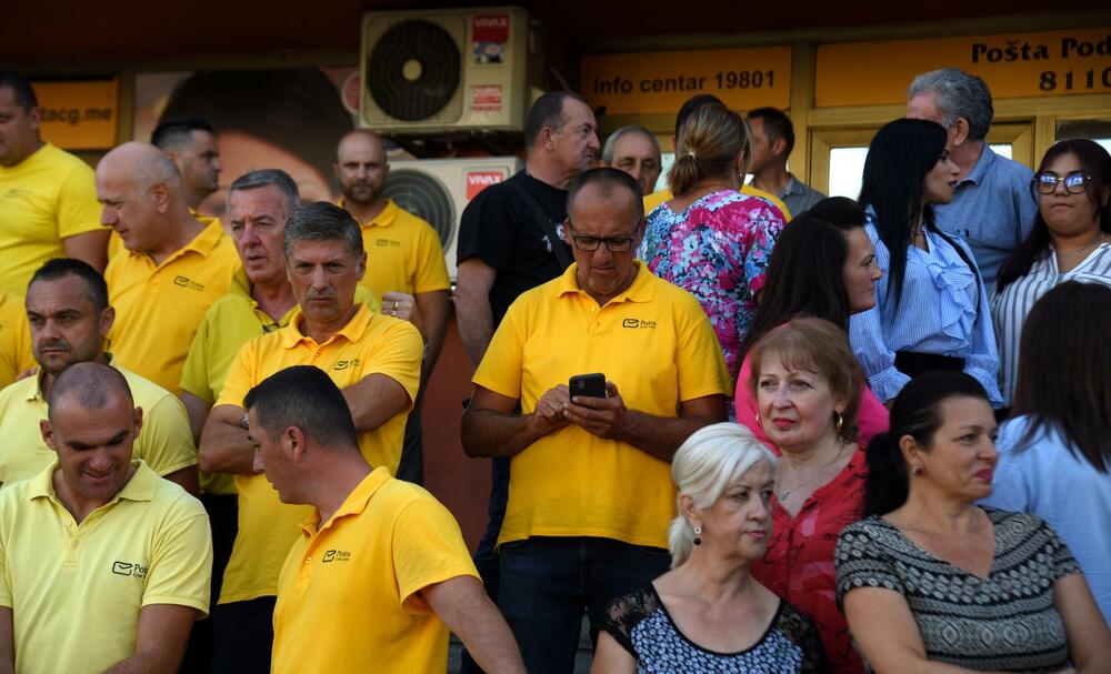 <p>Zaposleni traže povećanje zarada za 30 odsto, iz uprave navode da o tome mogu razgovarati nakon završetka devetomjesečnog poslovnog izvještaja</p>