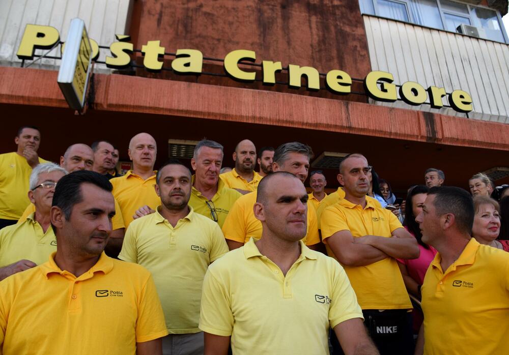 <p>Zaposleni traže povećanje zarada za 30 odsto, iz uprave navode da o tome mogu razgovarati nakon završetka devetomjesečnog poslovnog izvještaja</p>