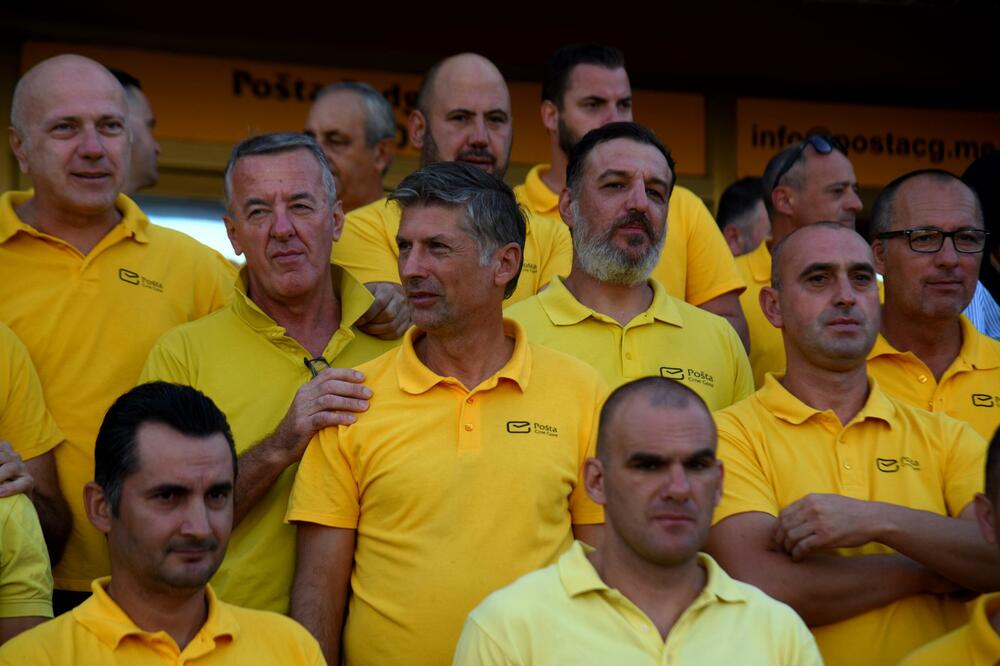 <p>Zaposleni traže povećanje zarada za 30 odsto, iz uprave navode da o tome mogu razgovarati nakon završetka devetomjesečnog poslovnog izvještaja</p>